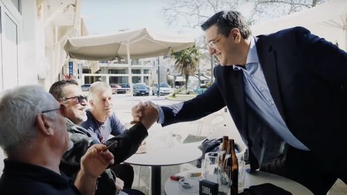 Comisarul pentru Transporturi, grecul Apostolos Tzitzikostas, vizat de întrebări dificile, la audierile din Parlamentul European, despre eliminarea treptată în 2035 a automobilelor cu motor cu combustie și despre ecologizarea zborurilor