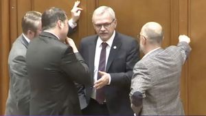 EXCLUSIV Propunerile UDMR pentru o nouă lege a Educației: Bacalaureat de două tipuri, panouri bilingve în toate școlile cu predare în limba minorităților, profesorii să dea teme o dată la 2 ore ale disciplinei