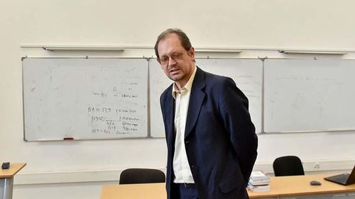 Povestea de viață unui profesor universitar orădean, nevăzător: ”Dacă pățești ca mine, te adaptezi și cauți soluții„ / La un ochi s-a lovit în timpul unei ore de sport, iar la celălalt a făcut glaucom / ”Nu văd fețele, dar rețin vocile. Nu sunt două timbre la fel”