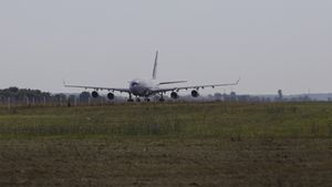 Avionul cu cei 40 de diplomați ruși expulzați a plecat la Moscova cu 6 ore întârziere / Au existat problemelor cu încărcarea bagajelor