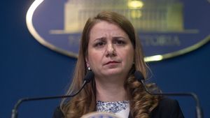 VIDEO Ministra Ligia Deca, confruntată de ziariști. Reporterii i-au demonstrat că memorandumul pentru salariile profesorilor nu este act normativ, așa cum a pretins ea / Deca, salvată de intervenția purtătorului de cuvânt Dan Cărbunaru