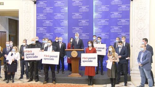 VIDEO Senatorii și deputații USR și-au anunțat în bloc demisiile din Parlament începând cu ultima zi a actualei legislaturi. Barna: În felul acesta ne asigurăm că niciunul dintre noi nu va primi pensie specială