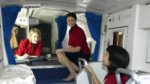 Spațiile ascunse din avioane care sunt interzise pasagerilor / Unde își petrec timpul liber piloții și echipajul de zbor