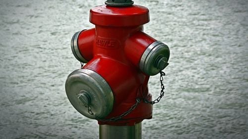 Primul hidrant inteligent din Sfântu Gheorghe a fost montat pe strada Ţigaretei / Poate să monitorizeze în permanenţă presiunea din reţea şi poate fi controlat de la distanţă