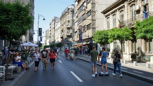 Weekend pietonal pe Calea Victoriei, cu spectacole stradale şi traseu extins pe străzile Piaţa Amzei şi Christian Tell