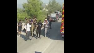 VIDEO Pompierii români întâmpinați cu aplauze în Grecia, unde incendiile puternice fac ravagii de mai bine de două săptămâni