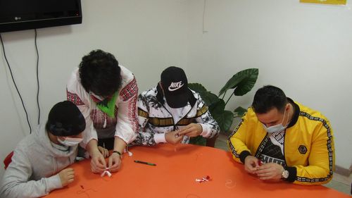 Deținuții de la Penitenciarul Vaslui au făcut ateliere de fabricat mărțișoare