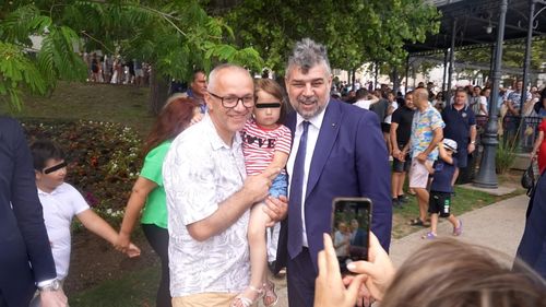 FOTO Premierul Ciolacu, baie de mulțime pe faleza Constanței: Niciodată nu voi putea fi “un oficial”, ci întotdeauna voi sta în mijlocul oamenilor!