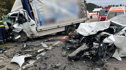 Patru persoane, implicate într-un accident la Vatra Dornei / Trafic restricţionat pe DN 17