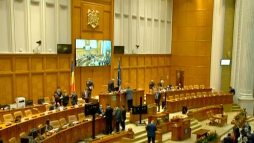 Parlamentul a aprobat eliminarea pensiilor speciale ale senatorilor și deputaților / UDMR, singurul partid care nu a votat