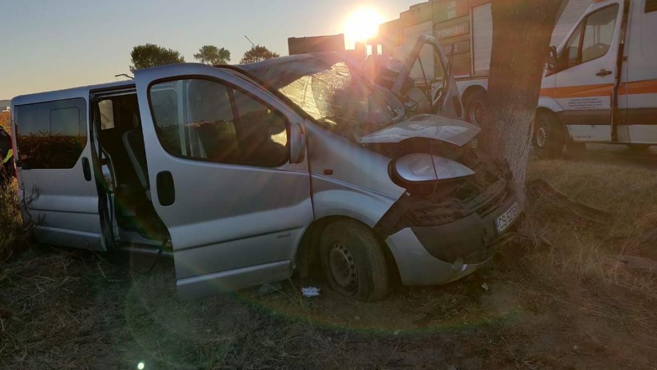 UPDATE VIDEO Accident cu cinci răniți în Olt: un microbuz a izbit un copac/ Toate cele cinci persoane, transportate la spital, două în stare mai gravă