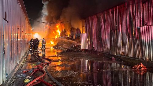 VIDEO UPDATE Incendiu la Dragonul Roșu: arde un depozit de aproximativ 2.000 mp / Structura unei clădiri s-a prăbușit parțial