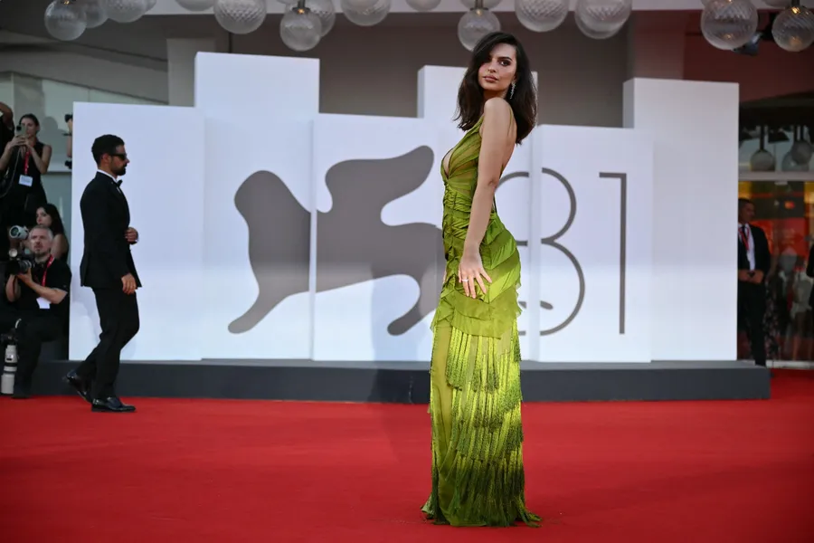 emily ratajkowski, gucci, rochie gucci, covorul rosu, festivalul de film de la venetia 