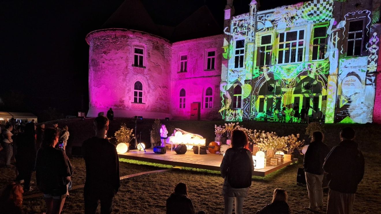 GALERIE FOTO Ultima zi de Electric Castle: Scena principală, împărțită între Morcheeba, trupa britanică revenită la Banffy după zece ani, și muzica românească, de la Vița de Vie la Subcarpați (video)