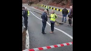 Alunecări de teren în Vâlcea din cauza precipitațiilor abundente / S-a surpat o parte din drumul de acces către Mânăstirea Frăsinei