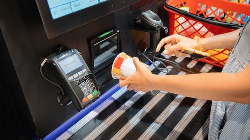 În Statele Unite, clienților li se cere bacșiș la casele unde își scanează singuri produsele în cafenele, stadioane sau aeroporturi. Unii spun că este vorba de "șantaj emoțional"