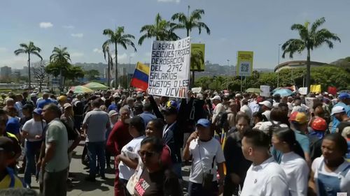 Tiruri cu gaze lacrimogene împotriva manifestanţilor din Venezuela, care se îndreptau spre palatul prezidenţial din Caracas