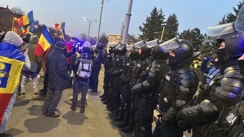 LIVE Manifestanții se retrag din Piața Victoriei, unde au mai rămas câteva sute de oameni după anunțul demisiei lui Iohannis / Circulația rutieră blocată prin fața Guvernului / Îmbrânceli cu jandarmii la protestul pro-Călin Georgescu / Jandarmii au folosit gaze lacrimogene