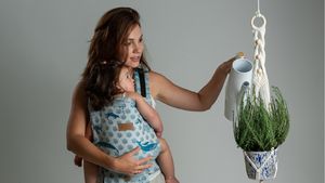 Antreprenor cu valoare adăugată: ISARA, brandul românesc de marsupii pentru copilași care se bucură de succes la nivel internațional / Babywearing-ul aduce numeroase beneficii pentru bebeluși și părinți