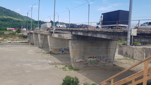 FOTO Lucrări înghețate la un obiectiv strategic de investiții din cauza lipsei unor avize la două luni de la inaugurare: refacerea podului de la Onești peste Trotuș