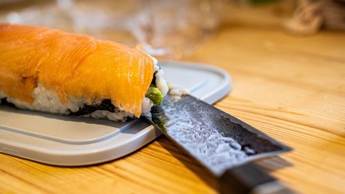 WSJ: Motivul pentru care unii chefi de sushi din Japonia plătesc 20.000 de dolari pentru un cuțit