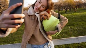 Millennials și Gen X, gata să iasă la întâlnire cu versiunea umană a animalului lor de companie: Cum AI transformă patrupedele în adevărate vedete