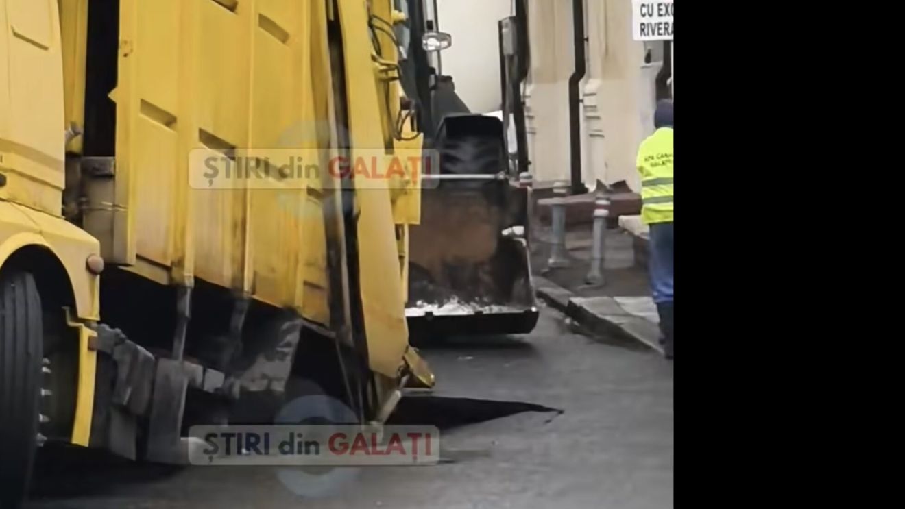VIDEO Groapă imensă în centrul Galațiului / A căzut în ea o mașină de gunoi / Primar: ”Sarea folosită la deszăpezire afectează și mai repede asfaltul”