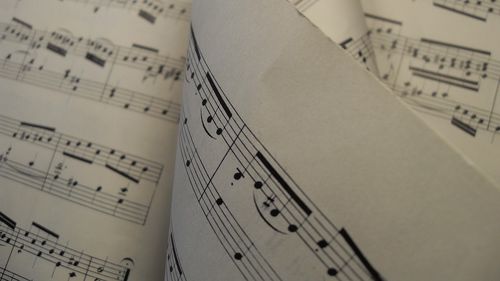 Doi soți, procuroare și judecător, au dat în judecată o școală pentru că fiul lor a primit nota 1 la Muzică / Părinții susțin că nota 1 se acordă pentru frauda / Profesorii spun că e meritată dacă nu se scrie nimic în lucrare