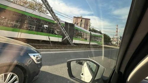 Un tramvai a deraiat în Sectorul 6 din Capitală / Mai multe persoane, rănite ușor / Un stâlp de electricitate, rupt