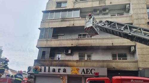 Incendiu la un bloc din centrul Bucureștiului, mai multe echipaje acționează pentru stingere / Nu sunt victime