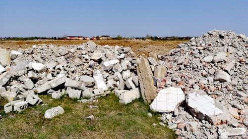 VIDEO Tone de moloz de la demolarea Stadionului Giulești, depozitate pe un teren privat din București. Garda de Mediu nu vede nimic, amenzile au venit de la Poliția Locală