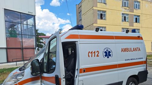 Explozie la un liceu din Bolintin Vale. Doi elevi au ajuns la spital, iar alţi doi elevi şi două cadre didactice au primit îngrijiri la faţa locului / Care ar putea fi cauza incidentului