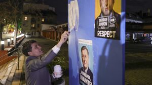 VIDEO Debut de campanie electrorală: Victor Ponta a mulţumit voluntarilor / Simion a cântat cu susţinătorii ”Treceţi, batalioane române, Carpaţii” / Funeriu i-a urat ”La mulţi ani” tatălui său