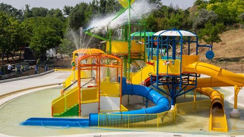UPDATE Aglomerație la deschiderea ”celui mai mare aqua-park din sud-estul României” / A fost inaugurat, sâmbătă, în locul unei plaje închise de DSP în urmă cu 7 ani. Investiție de 6 milioane de euro