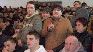REPORTAJ Cum gândesc localnicii din Ditrău: Proprietarii firmei nu ne vor pe noi, ci pe oamenii pe care îi aduc din străinătate/ Trec patru-cinci ani, ne trezim că un sfert din casele din Ditrău sunt locuite de oameni de culoare. De asta ne temem noi, nu doar de cei doi sri- lankezi
