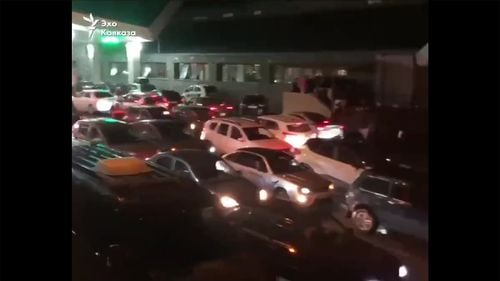 VIDEO Cozi uriașe de mașini la mai multe frontiere ale Rusiei. Populația rusă încearcă să fugă în Georgia, Finlanda, Kazahstan și Mongolia: „Nu vreau să fiu carne de tun”