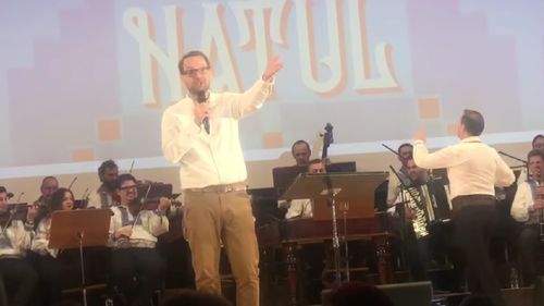 VIDEO Dominic Fritz cântă ”imnul” Banatului pe scena Filarmonicii/ Și fostul primar al Timișoarei, Nicolae Robu, era un iubitor al muzicii