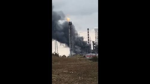VIDEO Incendiu la rafinăria Lukoil din Ploiești. Oamenii sunt sfătuiți să stea în locuințe și să închidă ferestrele