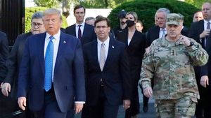 Șeful Statului Major al SUA se temea că Trump va ordona atacarea Chinei / Generalul era îngrijorat de sănătatea mentală a președintelui / ”E nebun. Ştiţi că este nebun”