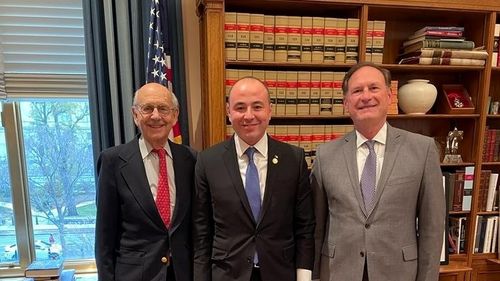 Ambasadorul României în SUA, Andrei Muraru, întâlnire cu judecători ai Curții Supreme a Statelor Unite: Am discutat despre relația România-SUA cu judecătorul Stephen Breyer, care are rădăcini transilvănene
