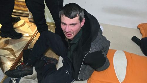 Femeie atacată în liftul unui bloc din Capitală cu un obiect ascuțit, posibil cuțit, de către fostul concubin / Victima a fost transportată la spital pentru îngrijiri medicale