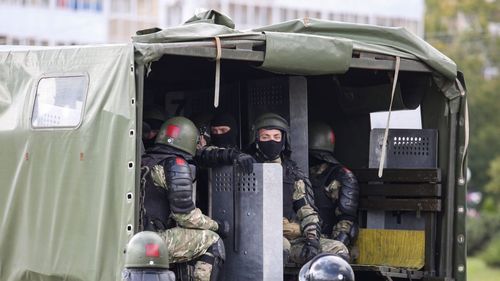 Frământările continuă în Belarus: Poliţia a arestat, la Minsk, femei şi studenţi care manifestau paşnic împotriva guvernului