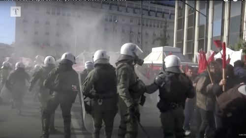 Ciocniri între poliţie şi manifestanţi la Atena. Manifestanţii au aruncat cu pietre şi cocteiluri Molotov în poliţia antirevoltă, care a răspuns cu gaze lacrimogene