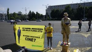 Protest Greenpeace: Statuie vivantă aurită, reprezentându-l pe Florin Cîțu, dezvelită în Piața Victoriei/ Guvernul: Informațiile referitoare la retragerea dosarului Roșia Montană de la UNESCO sunt false