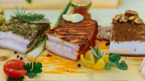 Prima ediție a festivalului SlanăFest: Concurs de slănină şi produse afumate, în weekend la Sfântu Gheorghe / Târg cu degustări de vin şi pălincă / Demonstraţie de tăiere a porcului în mod tradiţional