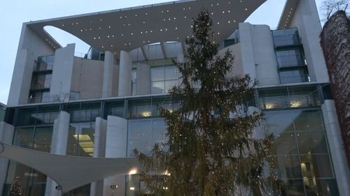 Crăciun auster în Berlin: Bradul din faţa Cancelariei Federale va fi iluminat doar patru ore pe zi, de la ora 16 până la 20 / Anul trecut, a fost iluminat 24 de ore din 24