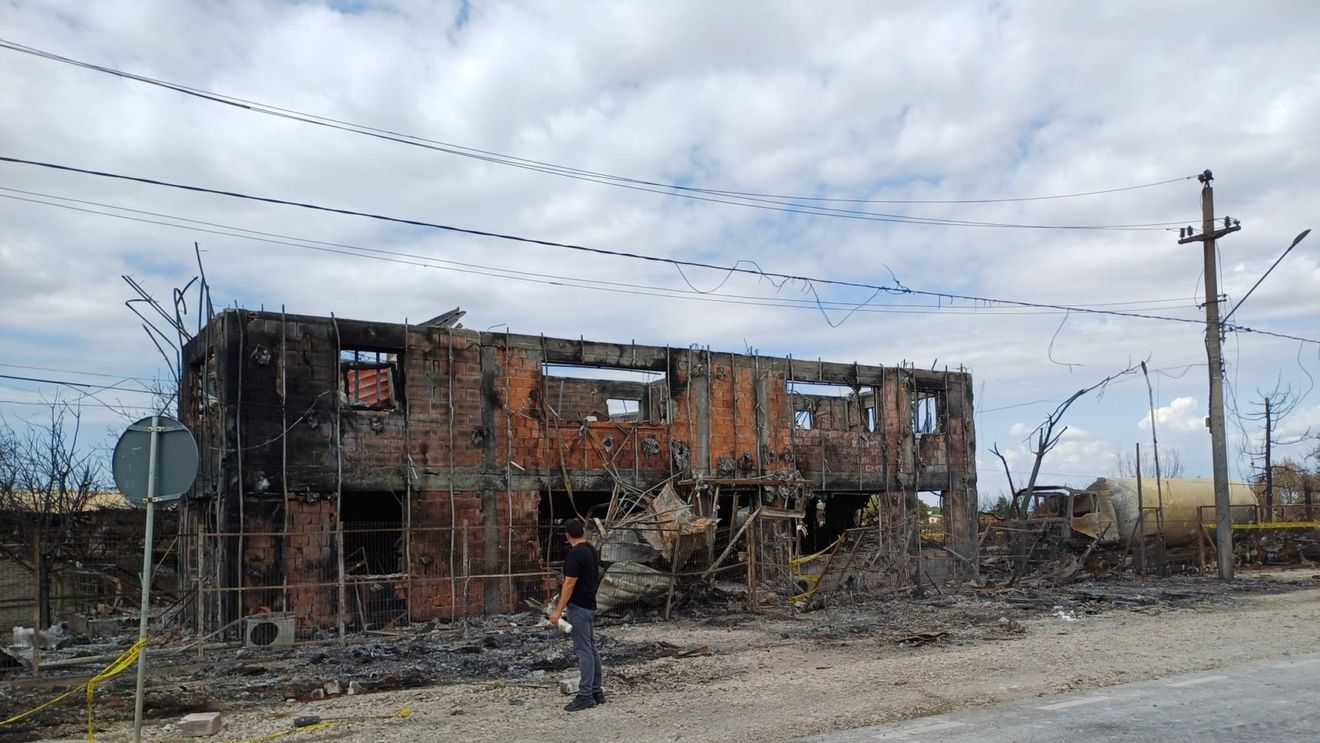Bilanțul dezastrului de la Crevedia: 5 morți, 54 de răniți, 6 clădiri arse de flăcări, 77 de clădiri afectate de suflul exploziilor, clădirea stației GPL distrusă