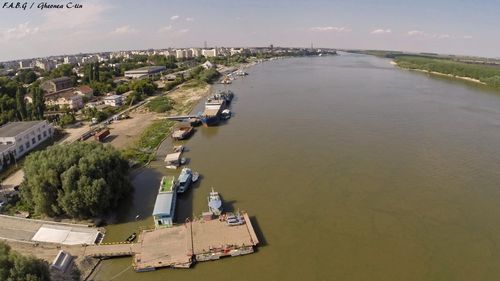 Bacul dintre Brăila şi Smârdan și-a suspendat activitatea / Societatea Romnav anunță pierderi de aproximativ 20.000 de euro pe lună, după terminarea Podului suspendat peste Dunăre