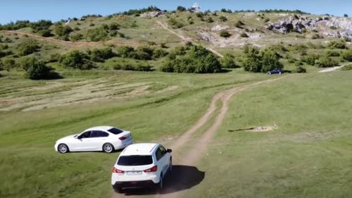 Bihor: Autoritățile vor amenaja o barieră și parcări în zona protejată „Avenul Betfia”, dat fiind că turiștii preferă să urce până pe crater cu mașinile, ignorând indicatoarele care interzic accesul autoturismelor