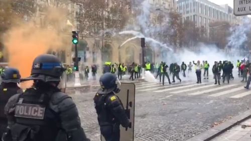 VIDEO Noi proteste violente ale ”vestelor galbene” la Paris împotriva creșterii prețurilor la carburanți / Manifestanții au încercat să se apropie de Palatul Elysée, sediul Preşedinţiei